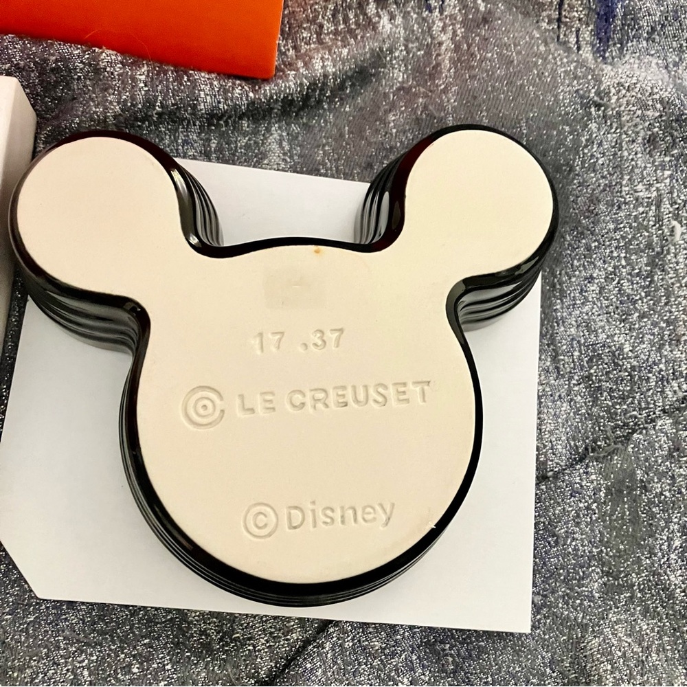 Le Creuset Disney Mickey Mouse Set 2 Stoneware Ramekins Black Red OvenDishwasher - Picture 8 of 10
